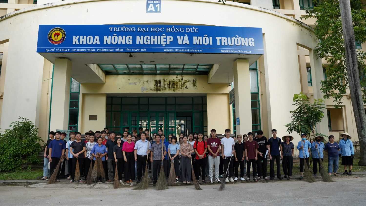 Trường Đại học Hồng Đức tổng vệ sinh môi trường tại Nhà A1